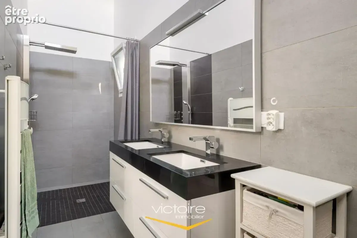 Bourgoin-Jallieu, Mozas – Maison contemporaine de 5ch, 166 m² avec vue incroyable, piscine chauffée et DPE B - photo 12