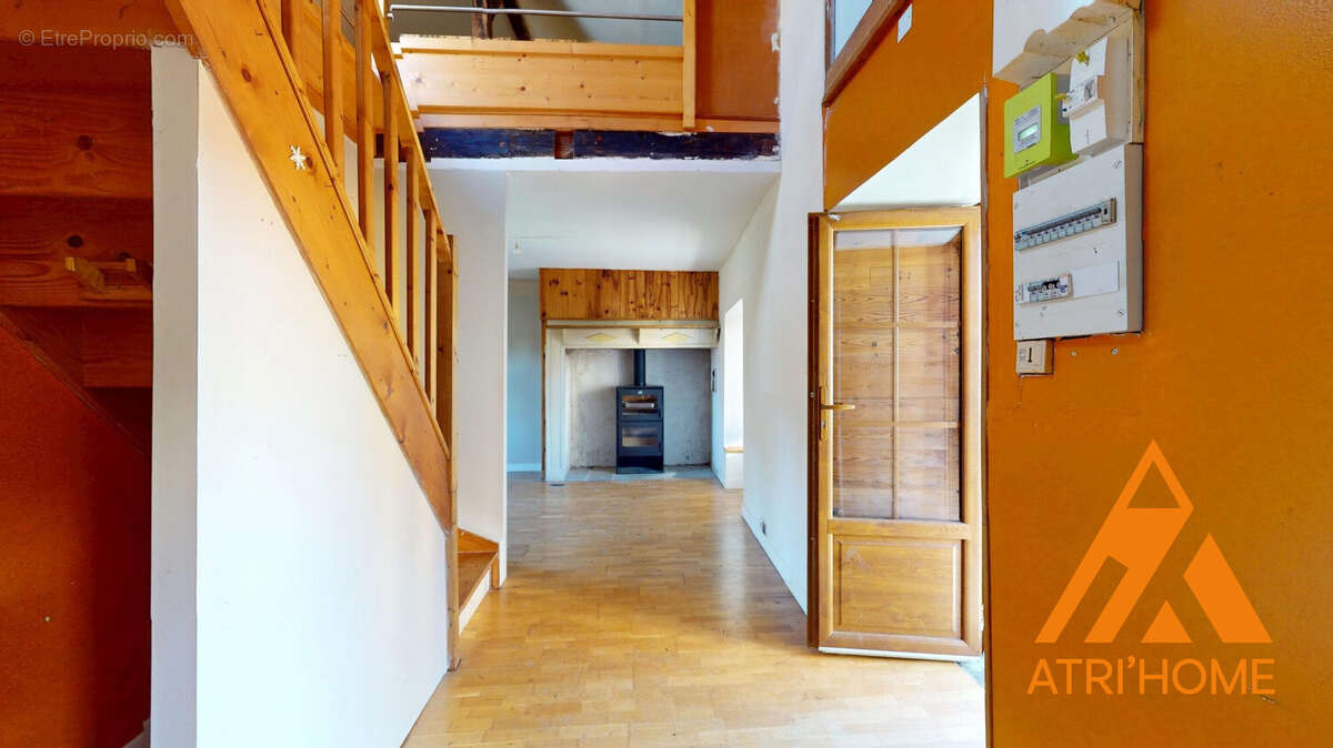 Maison à SAINT-SANTIN-CANTALES