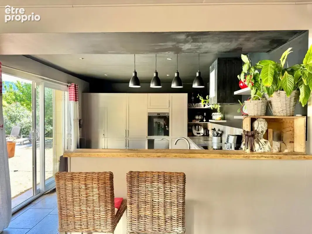 Ensemble immobilier de caractère à Malaucène : grande habitation de charme, hangar et dépendances professionnelles - photo 8