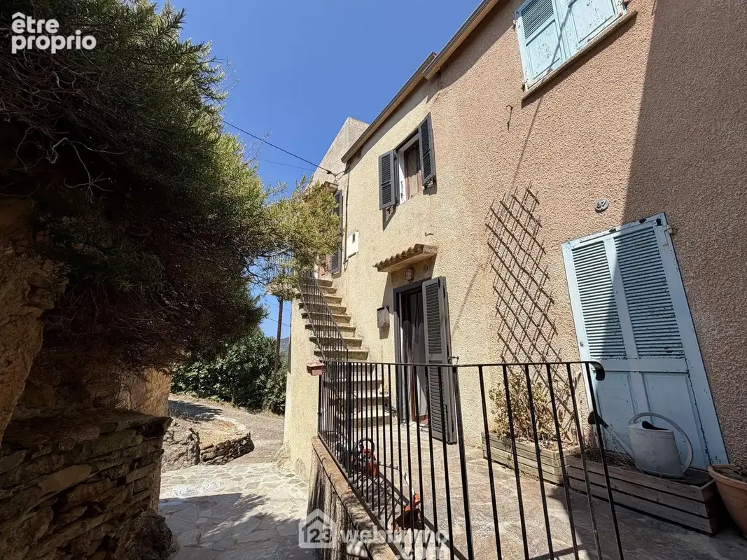 Une maison traversante sur 2 niveaux + caves