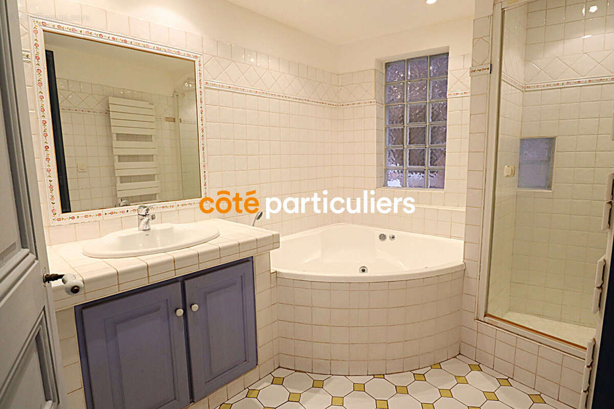 Appartement à ROQUEBRUNE-SUR-ARGENS