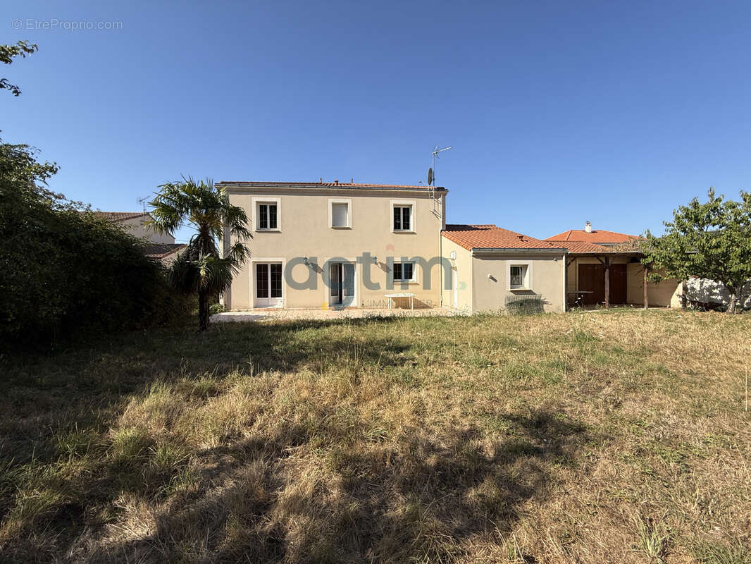 Montaigu-Vendée, quartier calme, maison 200 m2, 6 chambres, et terrain constructible! - photo 2
