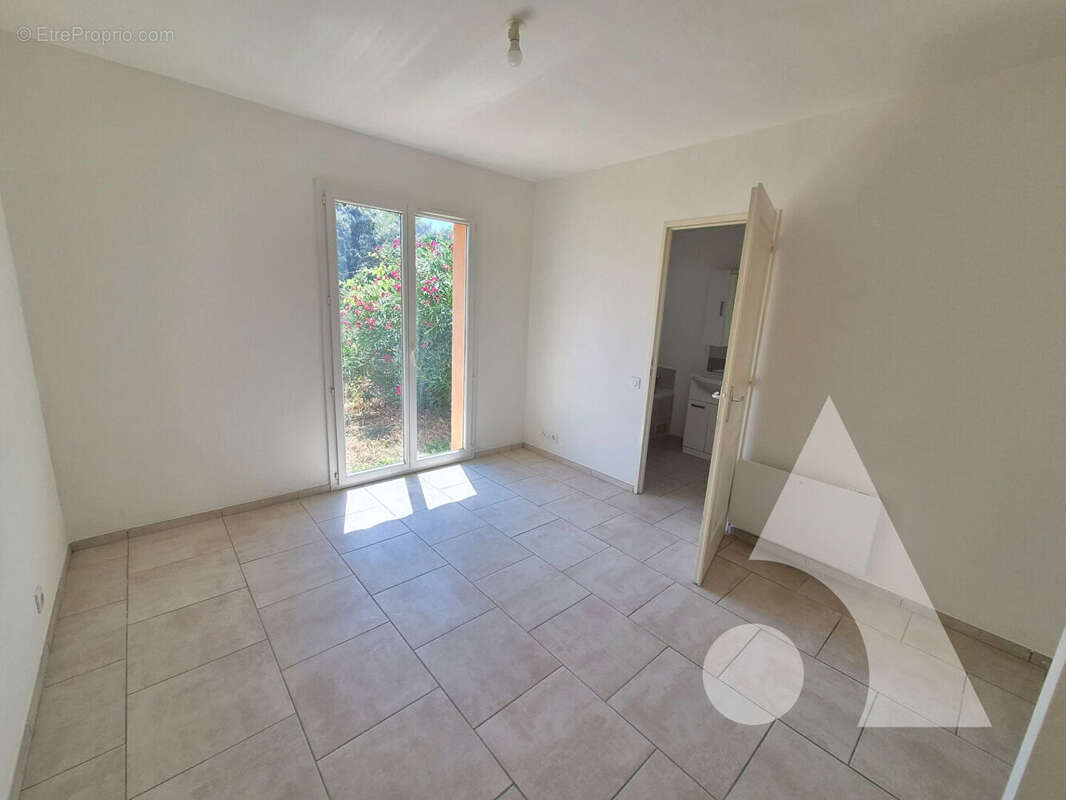 SILLANS-LA-CASCADE ? Maison de plain-pied de 88 m² sur terrain de 1.500 m² ? 282.000 - photo 6
