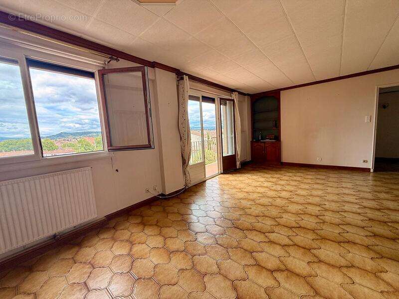 Rare à la vente : Appartement à vendre 4 pièces avec vue d'exception sur la cité de Carcassonne. Prix de vente : 124200€ - photo 4