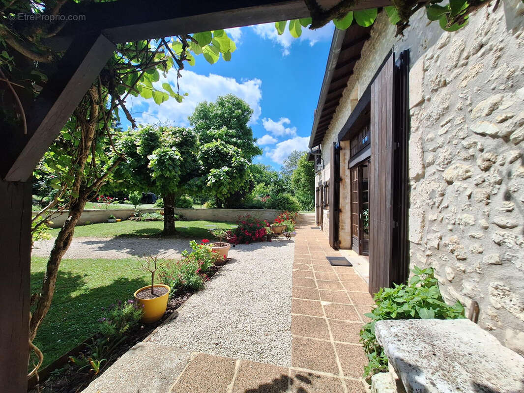 Maison à BOURDEILLES