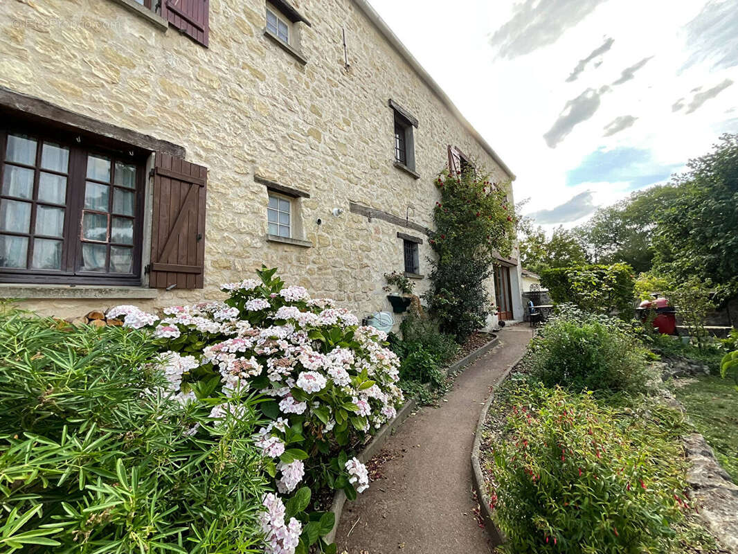 Maison à MAURECOURT