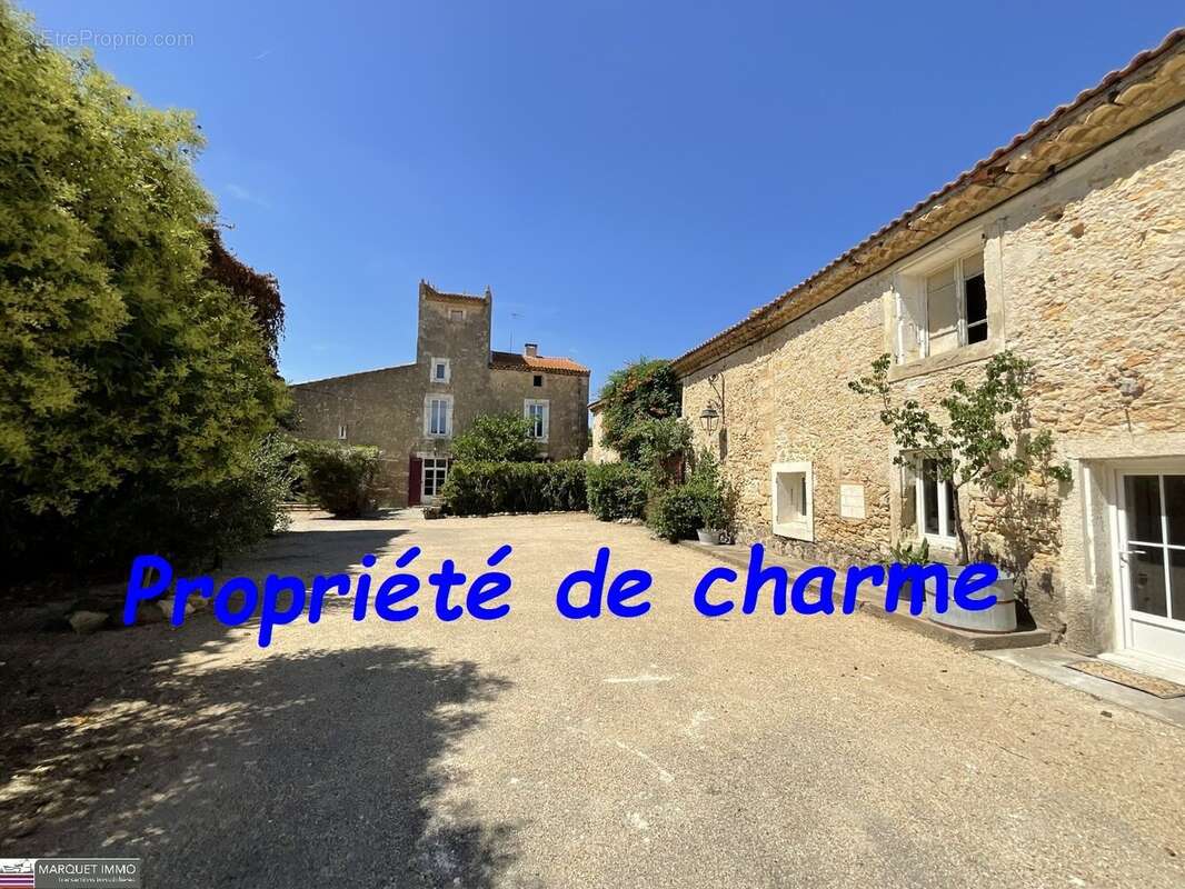 Bien d'exception aux portes de Béziers : une majestueuse bâtisse en pierre de 422 m², deux gîtes, piscine panoramique et près de - photo 2