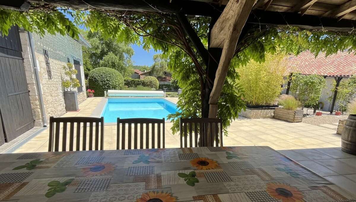 Maison à SAINT-LAURENT-DES-COMBES