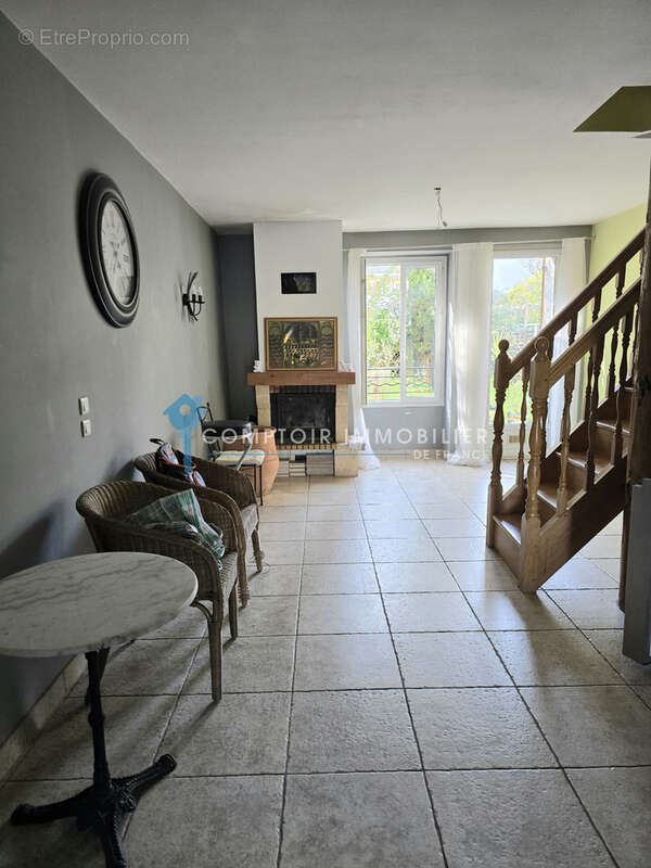 À VENDRE   Charmante maison de village rénovée de 115 m2 avec extérieur et parking privé - photo 3