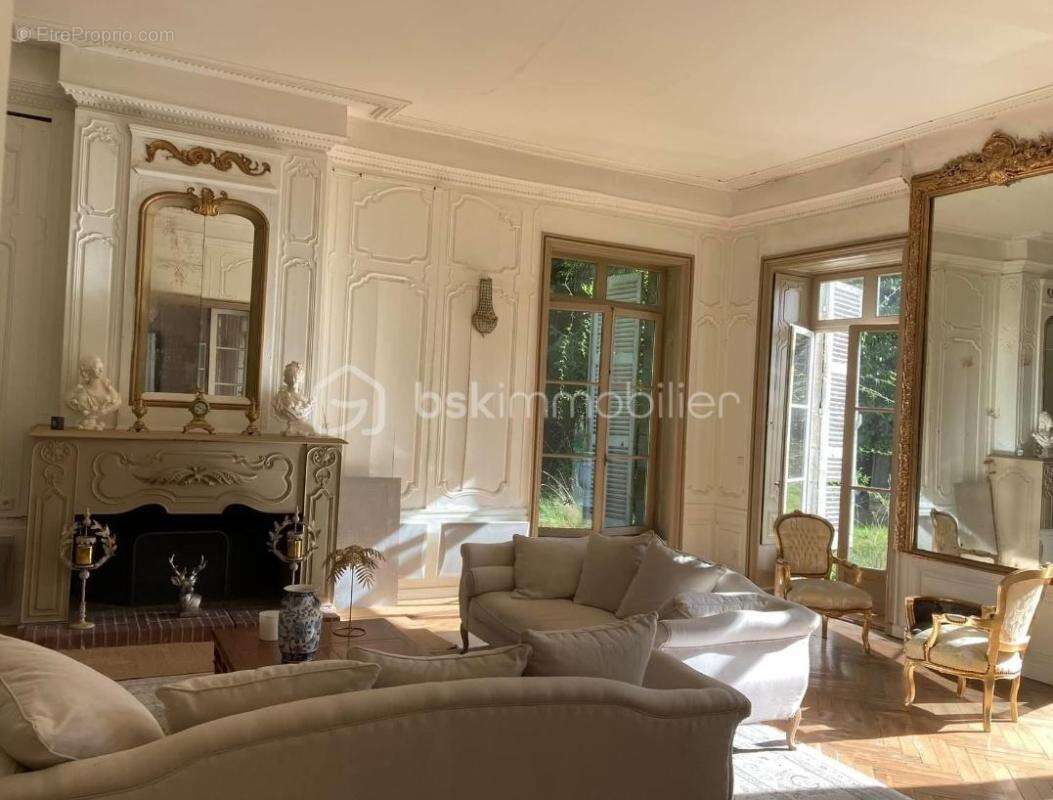 Château à vendre - Aile de château d'exception sur la commune de Parigné – 457 m² – 2 hectares de terrain - photo 7