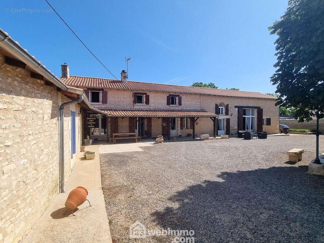 Composée en 2 lots, demeure en pierre avec vie de plain-pied, rénovée, 388 m2 habitables.