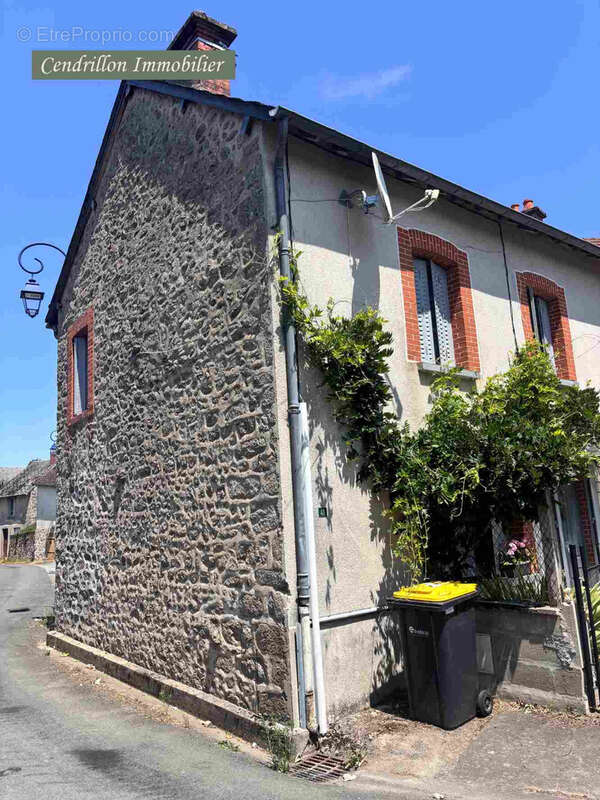Maison de bourg en pierres, indépendante, 80m2 habitable de suite, avec cour et atelier. - photo 2