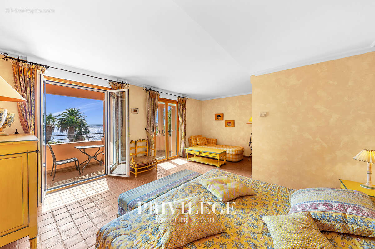 Maison à ROQUEBRUNE-SUR-ARGENS