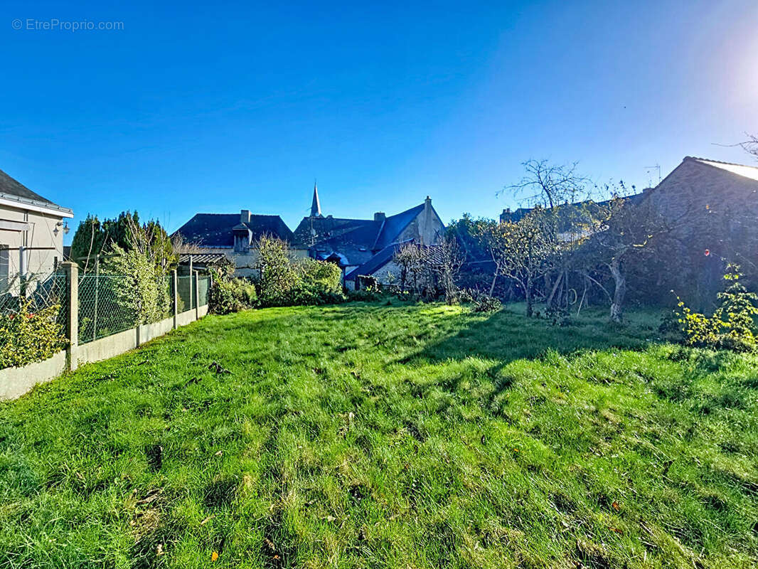 Maison à MONTREUIL-SUR-MAINE