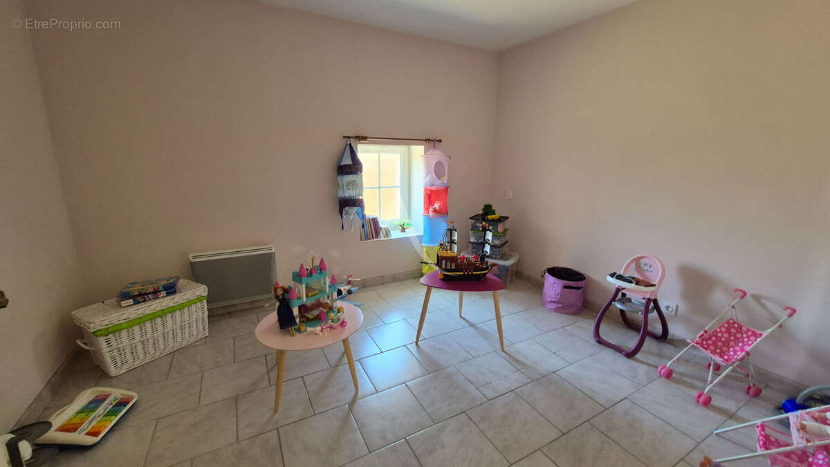Maison Asnières La Giraud 157 m², jardin et dépendances - photo 12