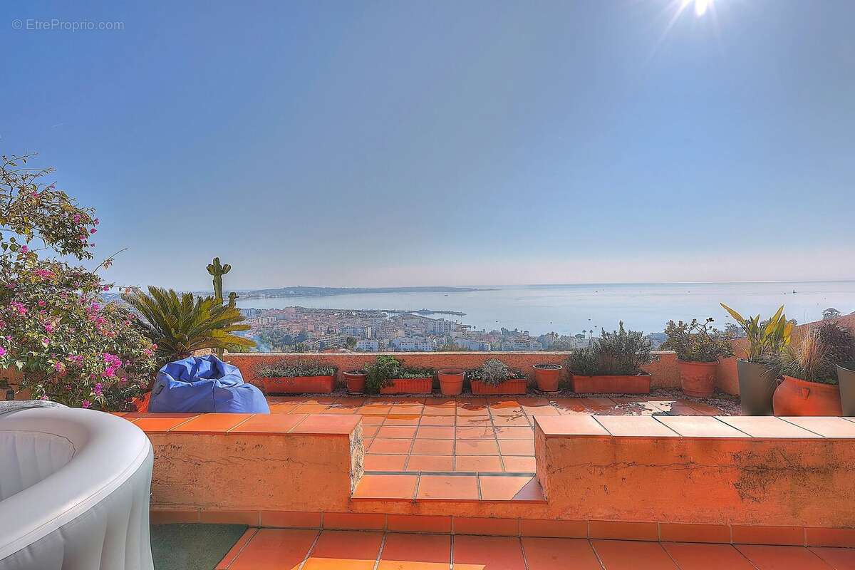 Appartement à VALLAURIS