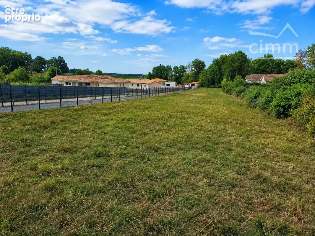 Photo Terrain à Saint-Savin au prix de 93 000€