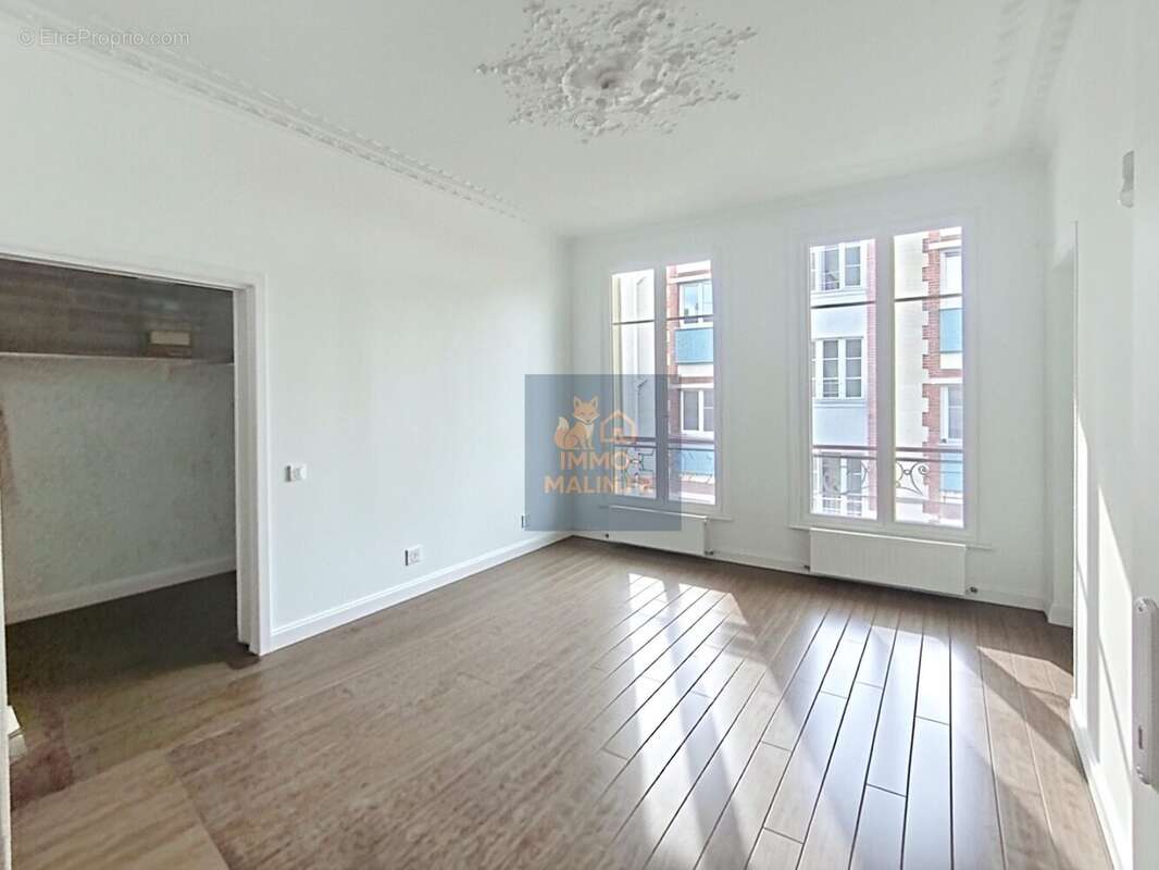 Chambre vide IA - Appartement à PARIS-18E