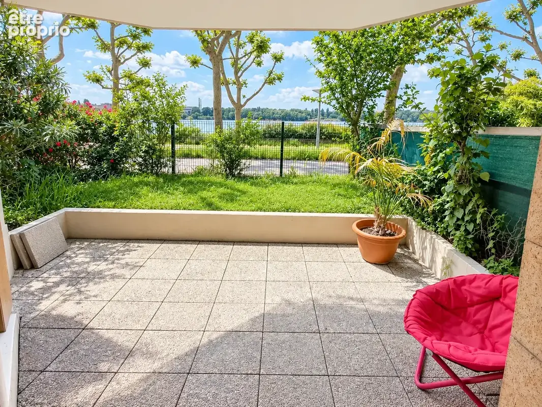 RARE : 3 pièces en front de lac avec terrasse et jardinet. - photo 1