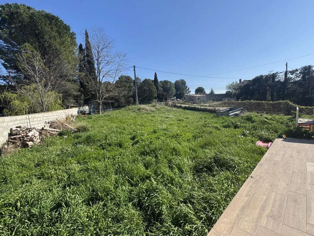 Terrain à PELISSANNE