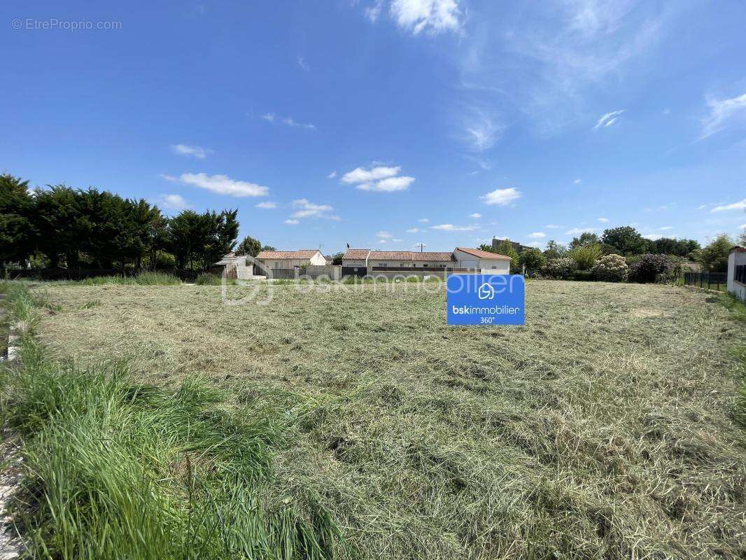 Terrain à SAINT-SULPICE