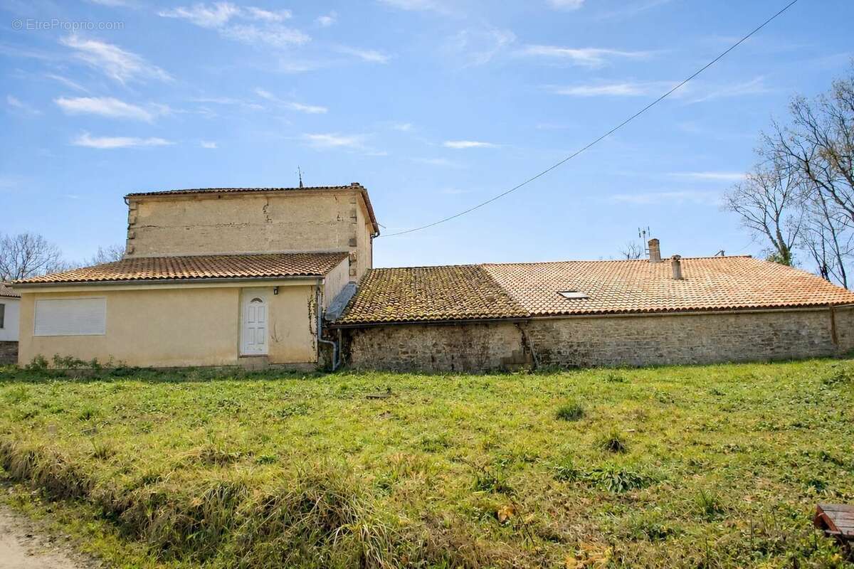 Jolie maison en pierre à rénover - photo 2