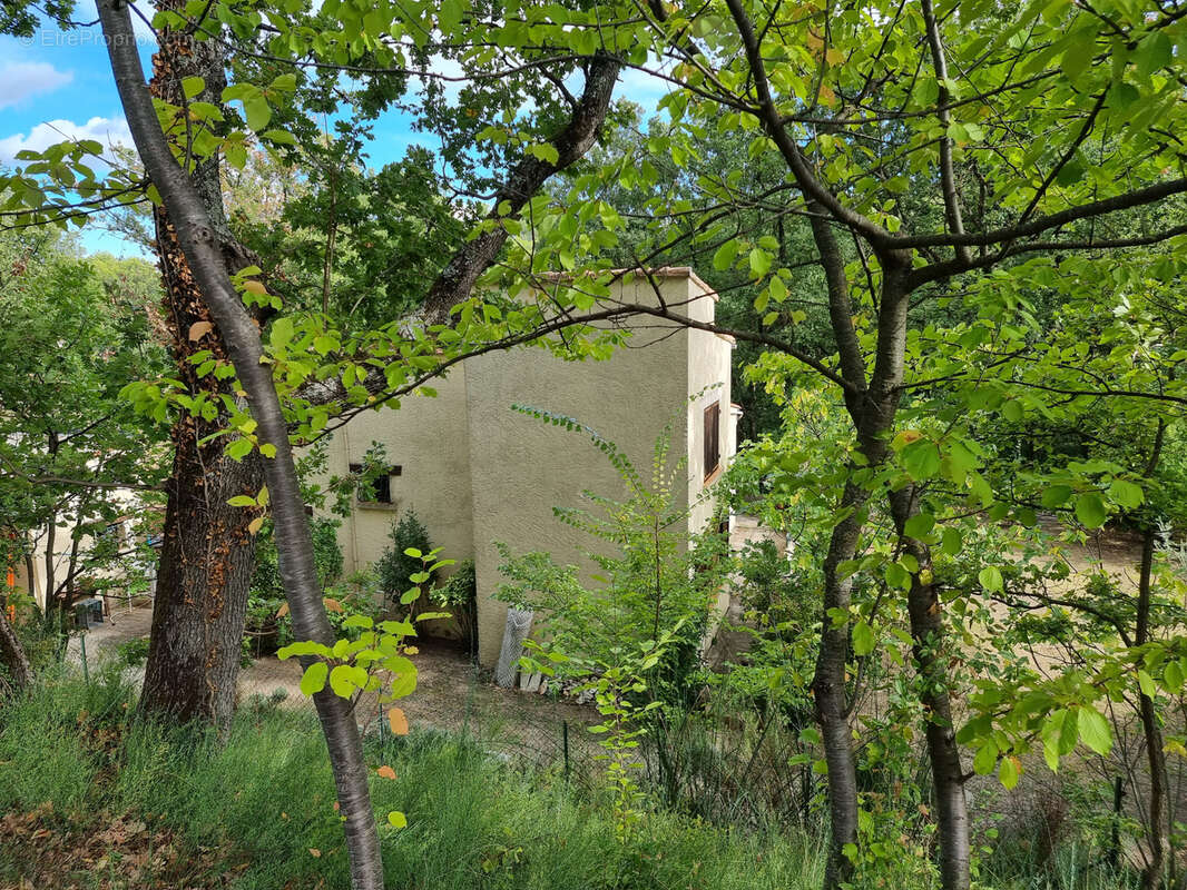 Maison à LA ROQUE-D&#039;ANTHERON