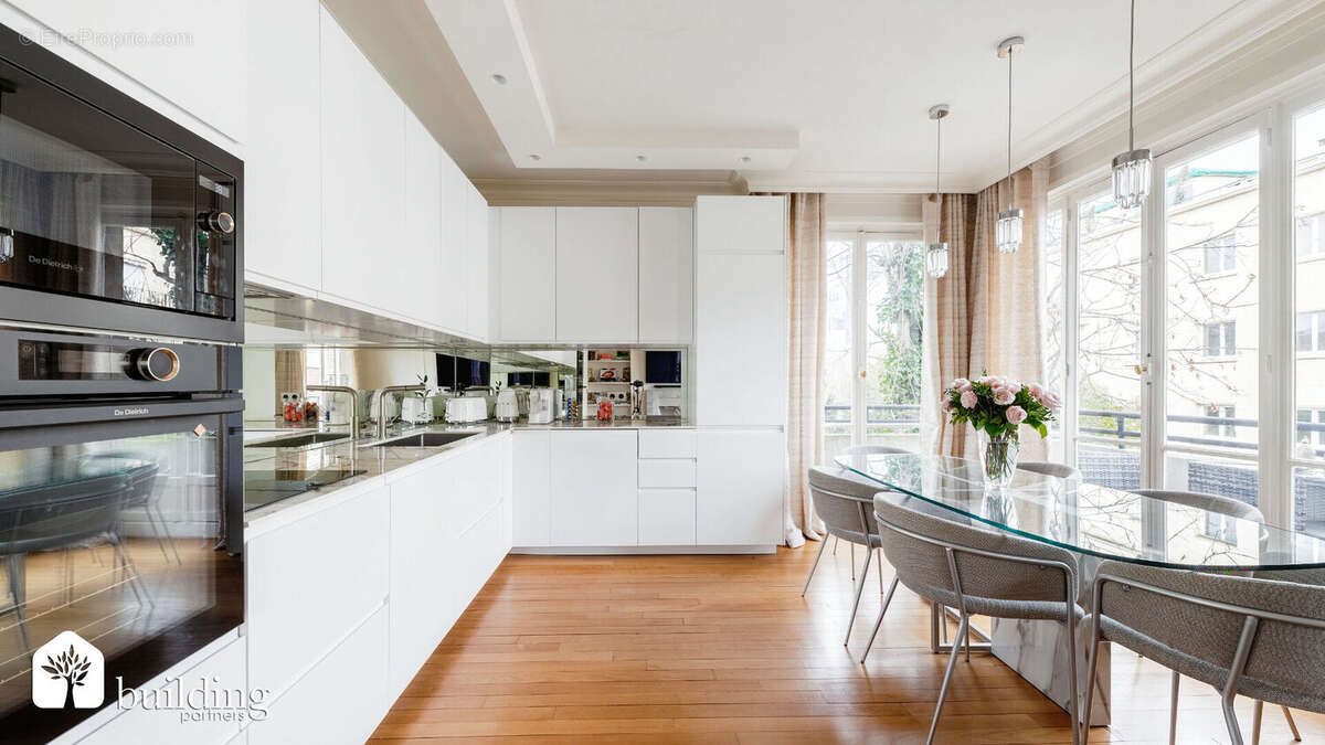 A vendre - Neuilly-sur-Seine Saint-James - Appartement 3 pièces de 73 m² avec balcon et charme de l'ancien - photo 4