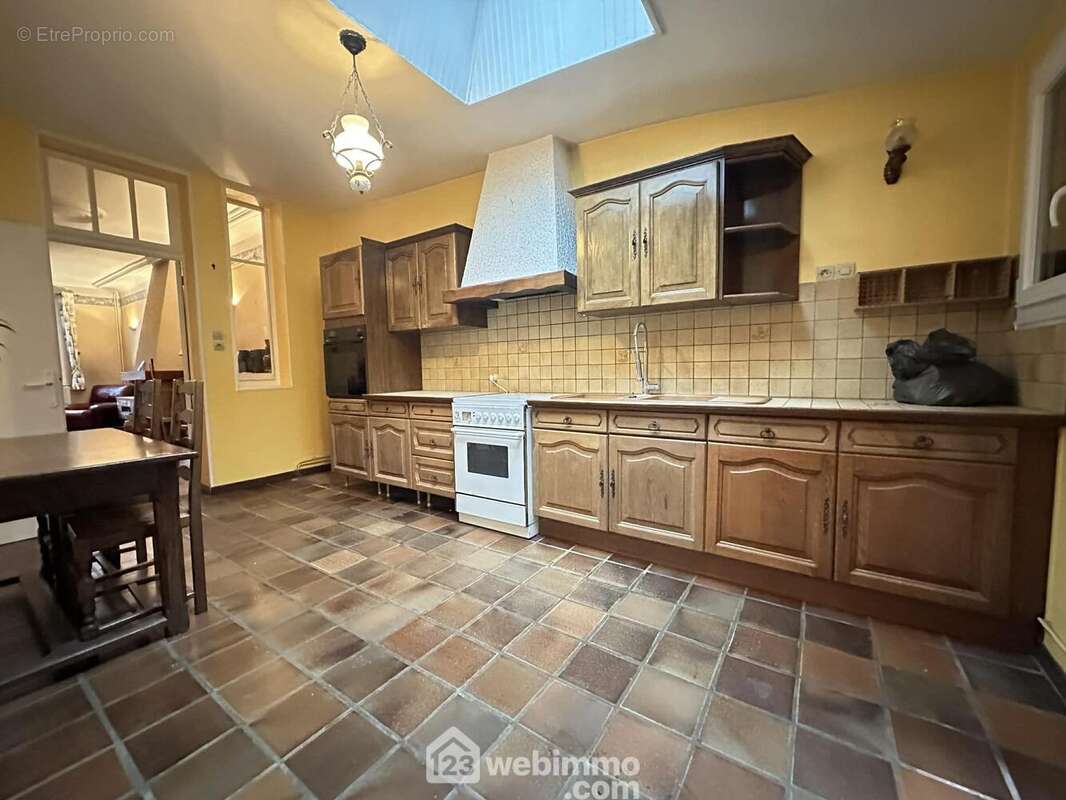 A ses cotés, la cuisine de 16 m² - Maison à LAON