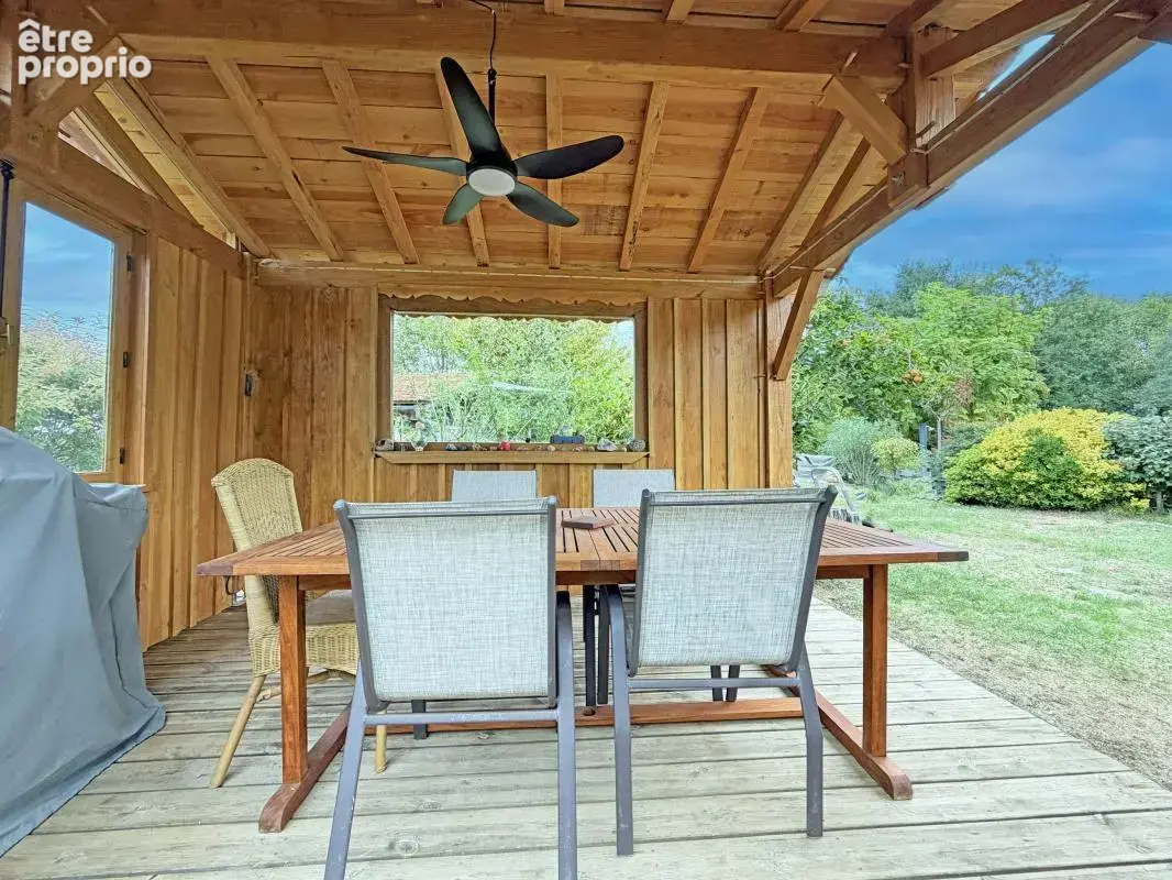 Maison avec véranda, annexe et jardin paysager de 3 130 m² - photo 13