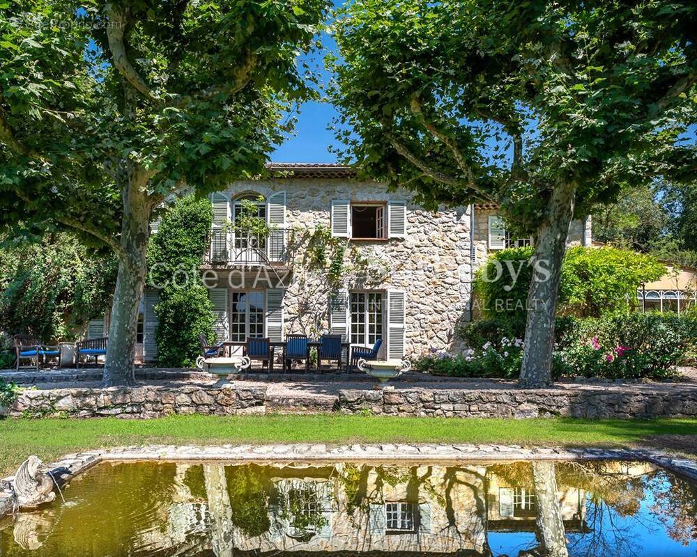 Maison à CHATEAUNEUF-GRASSE