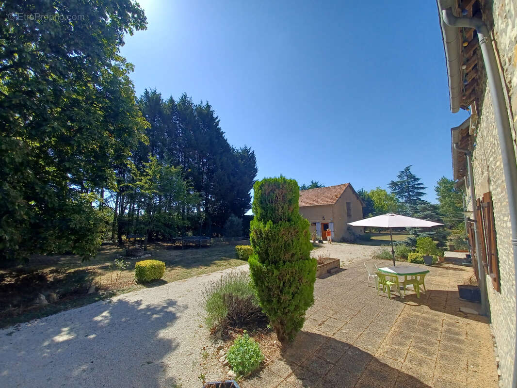 Situé à 35 min de BOURGES (18),  16 Min AVORD . Ensemble immobilier composé de deux maisons et isolé de voisin - photo 10