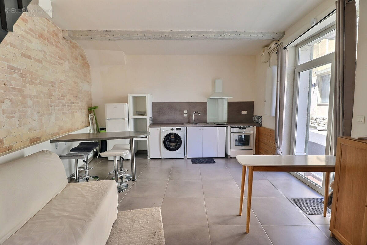 Maison à ENTRAIGUES-SUR-LA-SORGUE