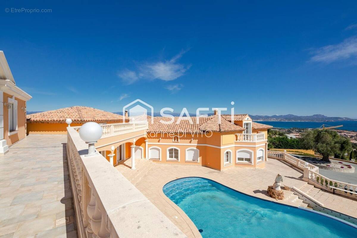 Photo 1 - Maison à ROQUEBRUNE-SUR-ARGENS