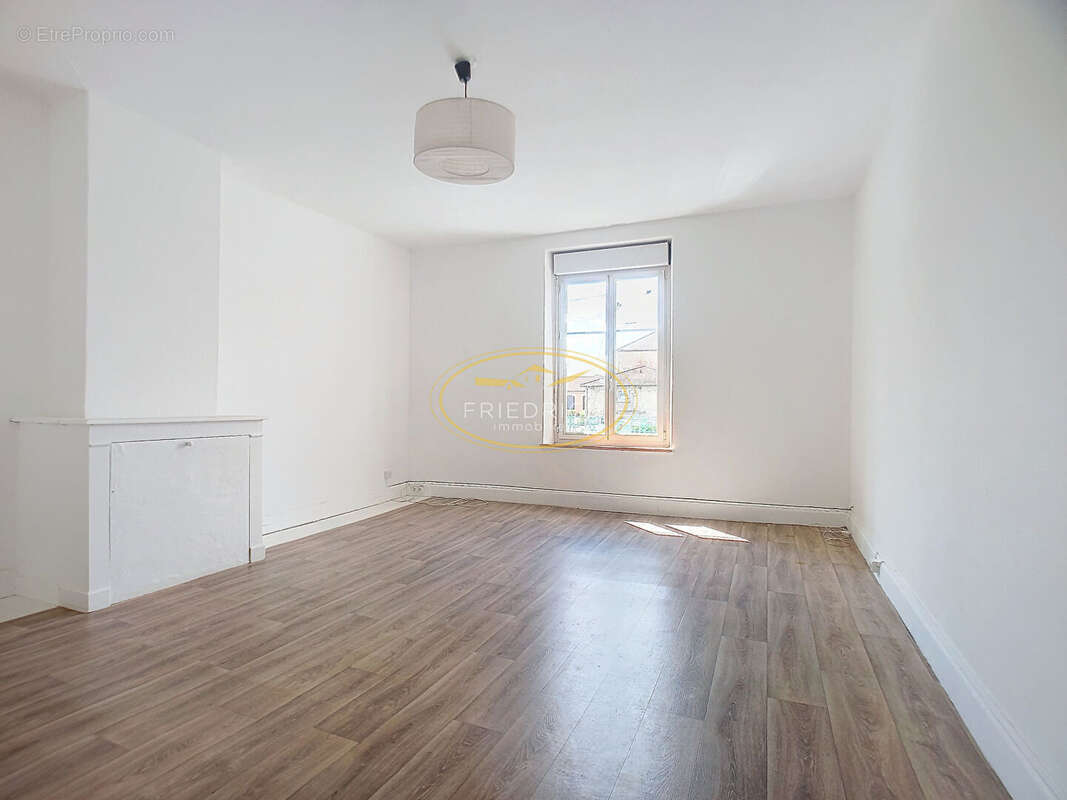 Immeuble de rapport 1 local commercial et 3 appartements avec rapport locatif annuel attendu de 18.000 € - photo 3