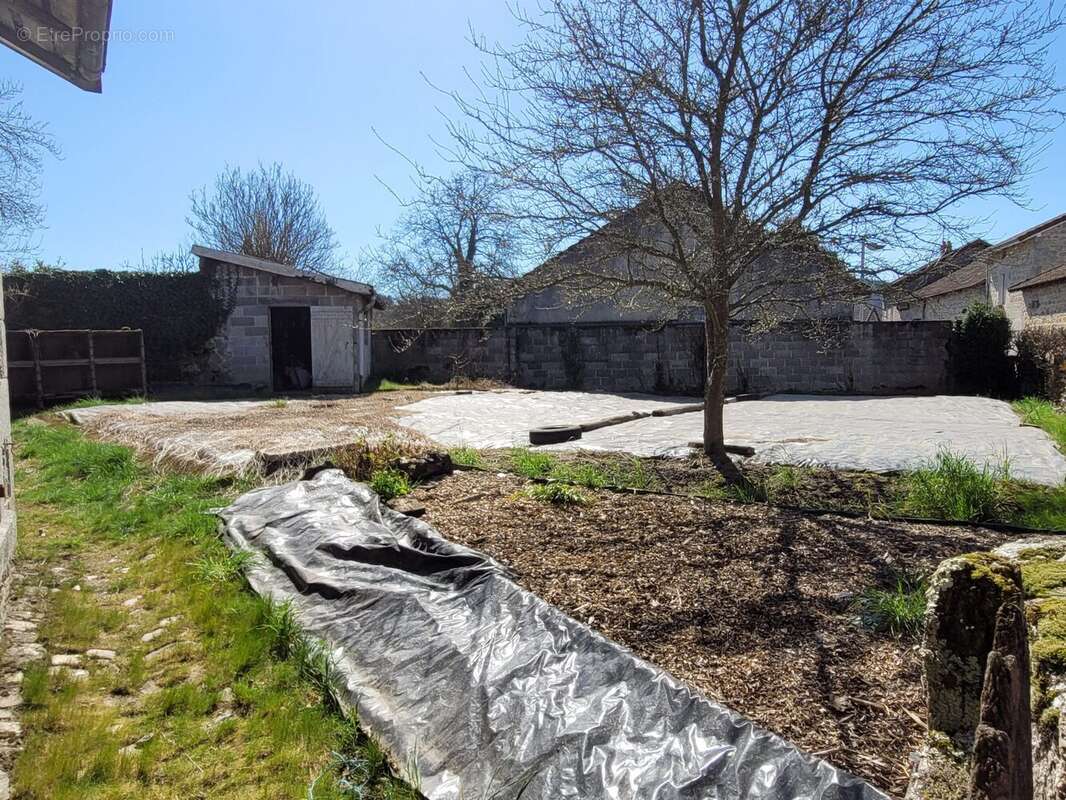 Maison à SAUVIAT-SUR-VIGE