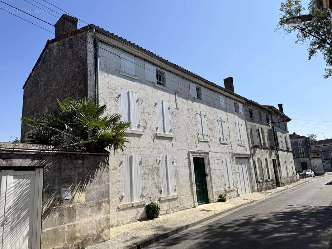 Maison de ville spacieuse et élégante avec jardin privé clos - photo 1
