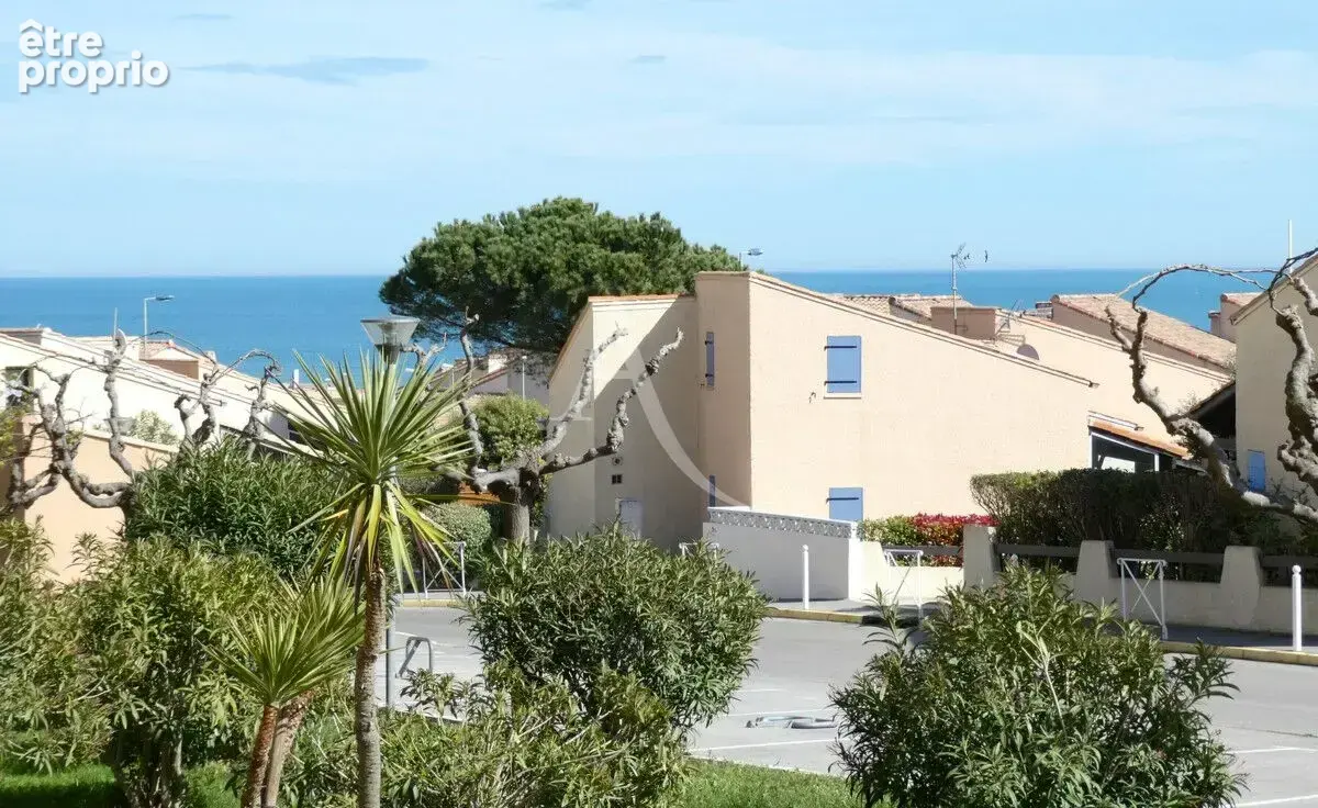 Saint-Pierre-La-Mer, petit T2 en rez-de-chaussée avec vue mer ! - photo 3