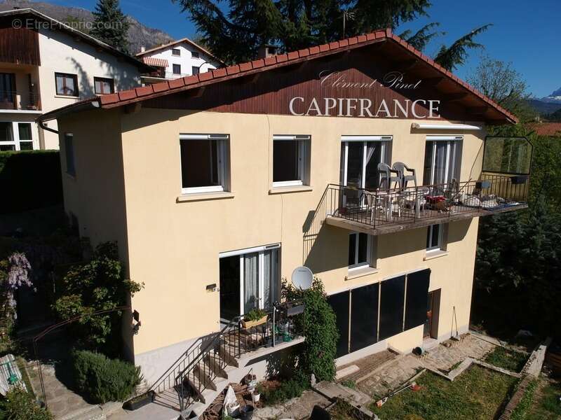 Maison avec fort potentiel à Gap Sud – 156 m², jardin, garage et vue dégagée - photo 2