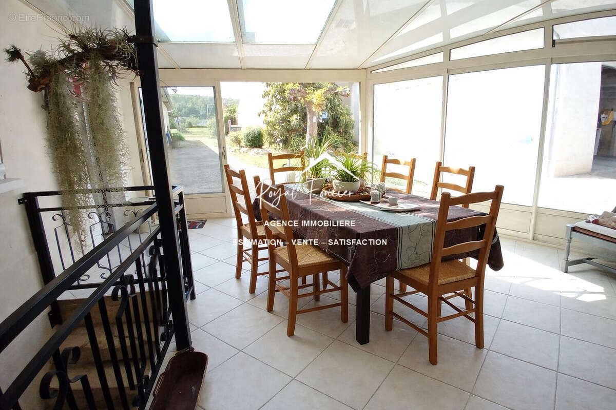 Véranda de 20 m2 avec cave en dessous  - Maison à BUXEUIL