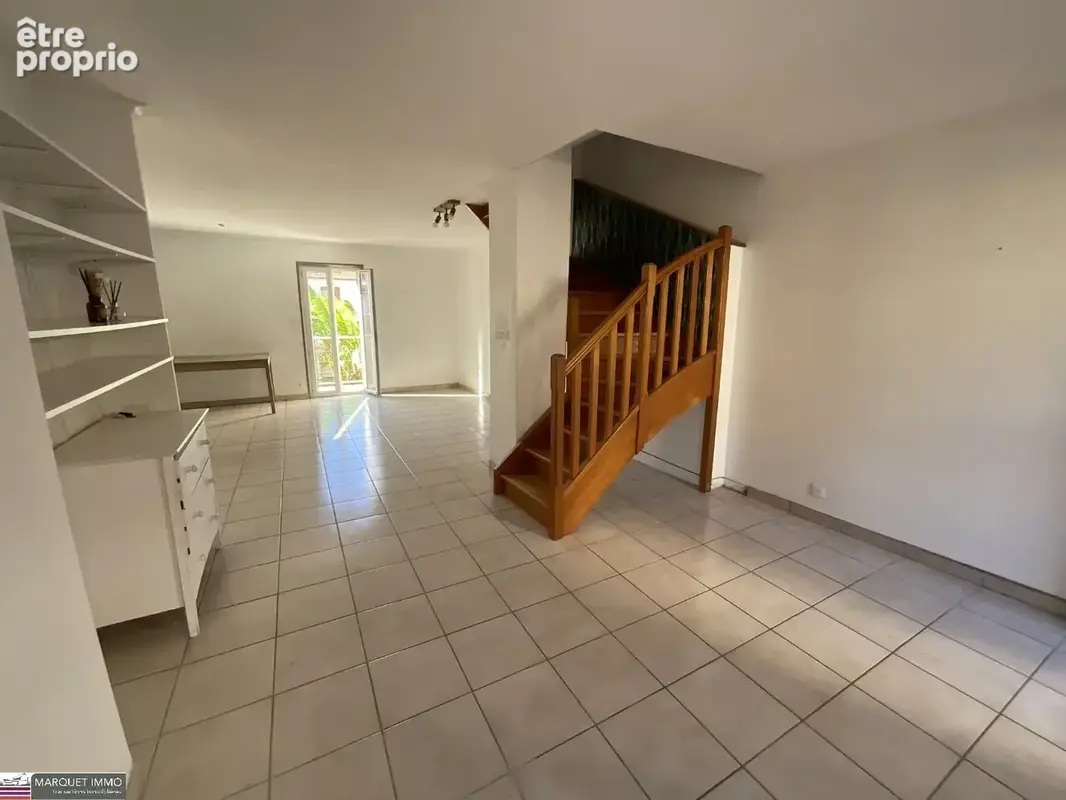 Villa T5 de 110 m²  vous invite à poser vos valises dans un cadre alliant charme et fonctionnalité sur 145 m² de terrain clos et - photo 6