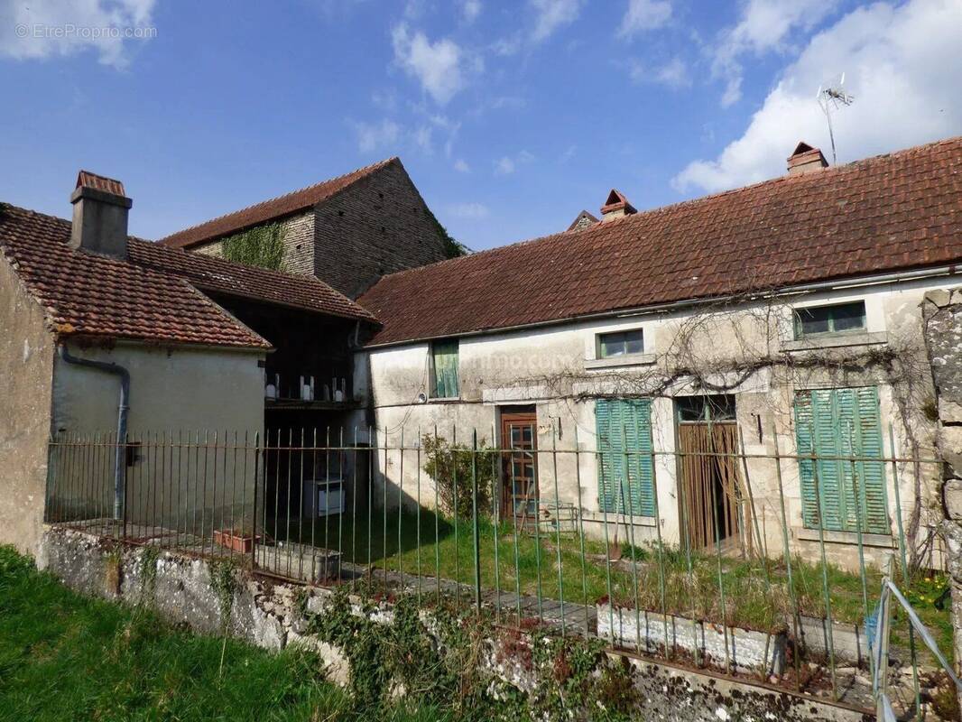 Maison à NOYERS