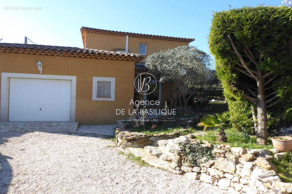Maison 130 m² à Saint-Maximin-La-Sainte-Baume  - photo 9