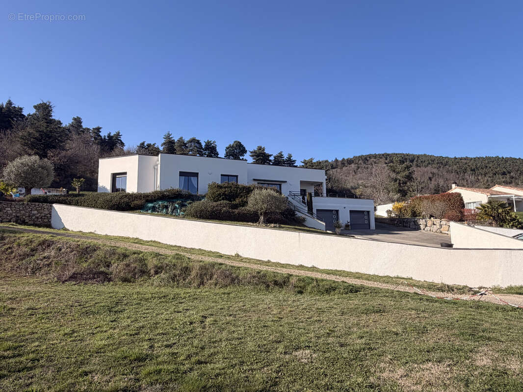 Villa contemporaine d’exception de 208m2   Vue panoramique, calme absolu et prestations haut de gamme - photo 2