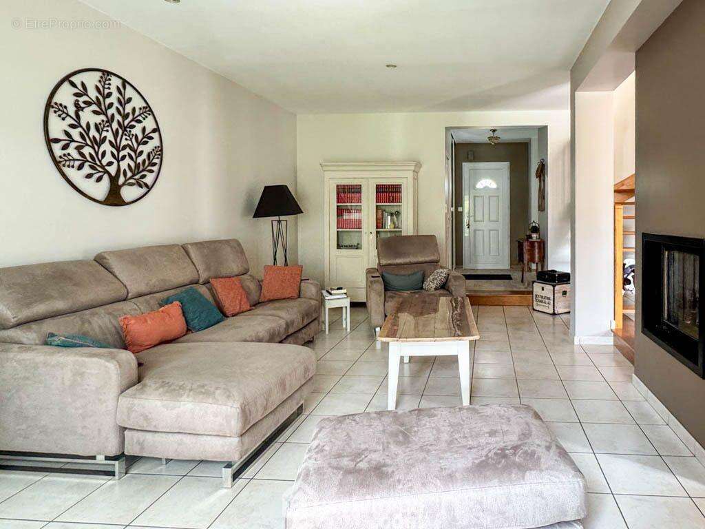 Dès l'entrée vous serez accueillis par le salon... - Maison à CHOLET