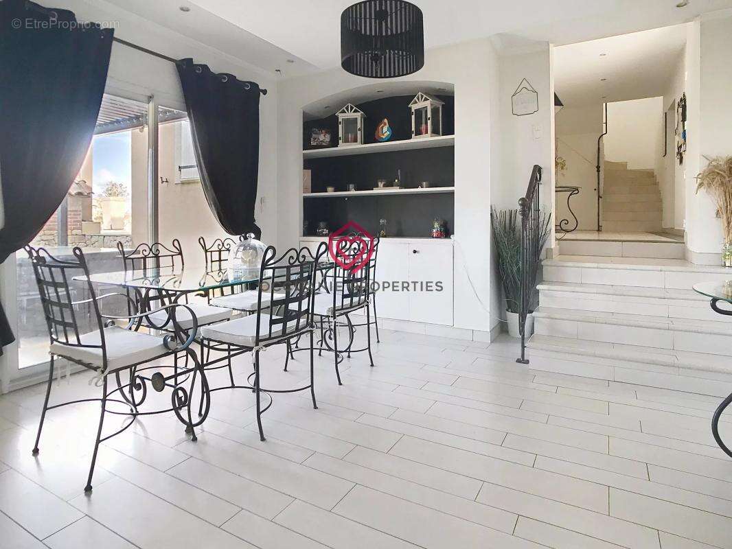 Elégante villa contemporaine avec piscine - photo 4