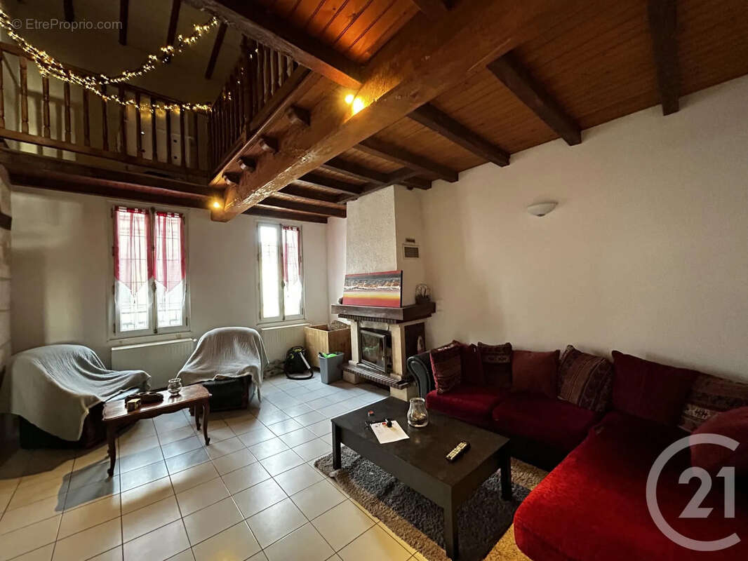 Maison à LA ROCHE-CHALAIS