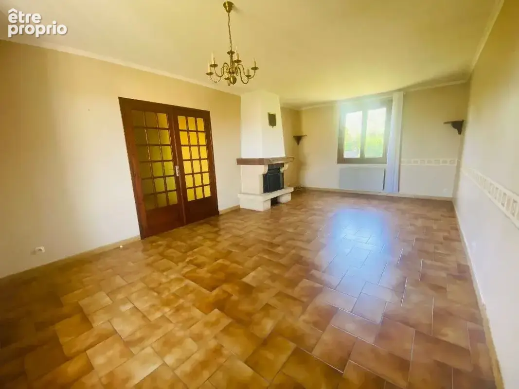 A vendre à la Chapelaude - Maison 4 chambres sur sous/sol semi-enterrée avec garage pour 2 vl - photo 2