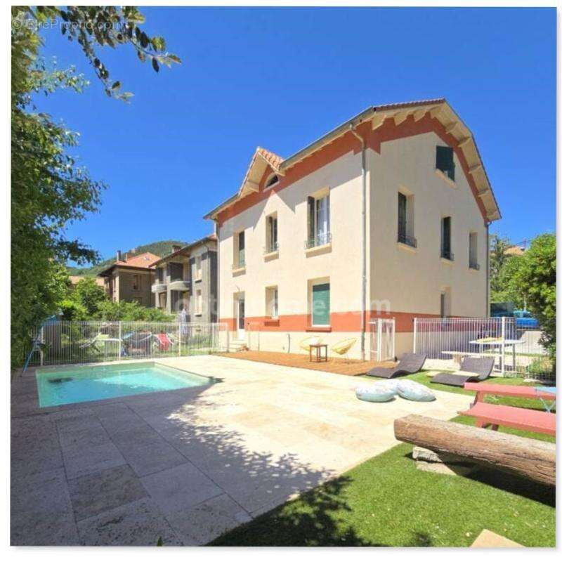 A vendre à Digne-les-Bains – Demeure de caractère des années 30 – 240 m² – 2 logements – Piscine – Garage - photo 2
