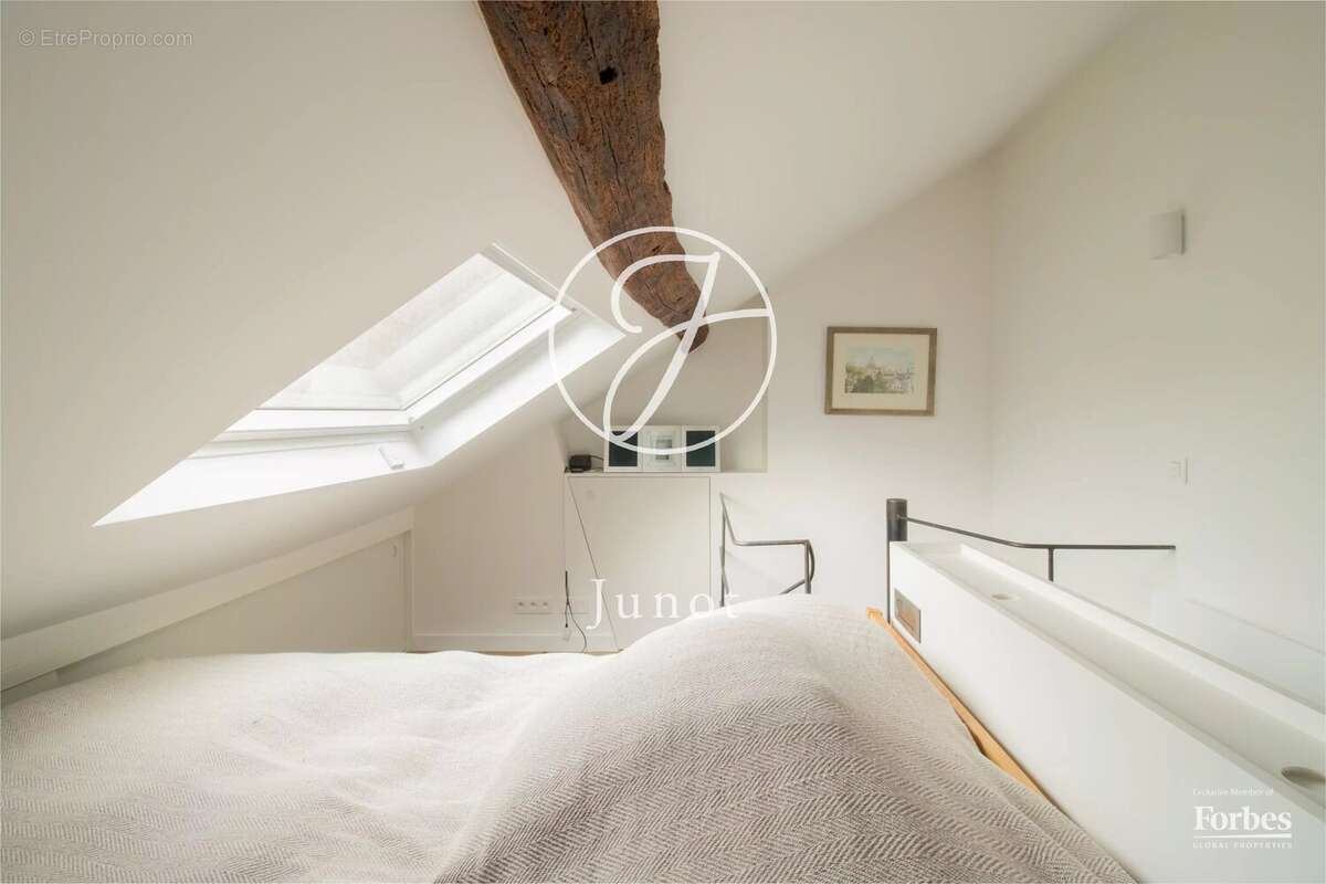 Paris 7e - CARRÉ DES ANTIQUAIRES - Duplex à vendre - 2 pièces - 39,24m² Carrez - 57,53m² au sol - 1 chambre - Dernier étage. - photo 12